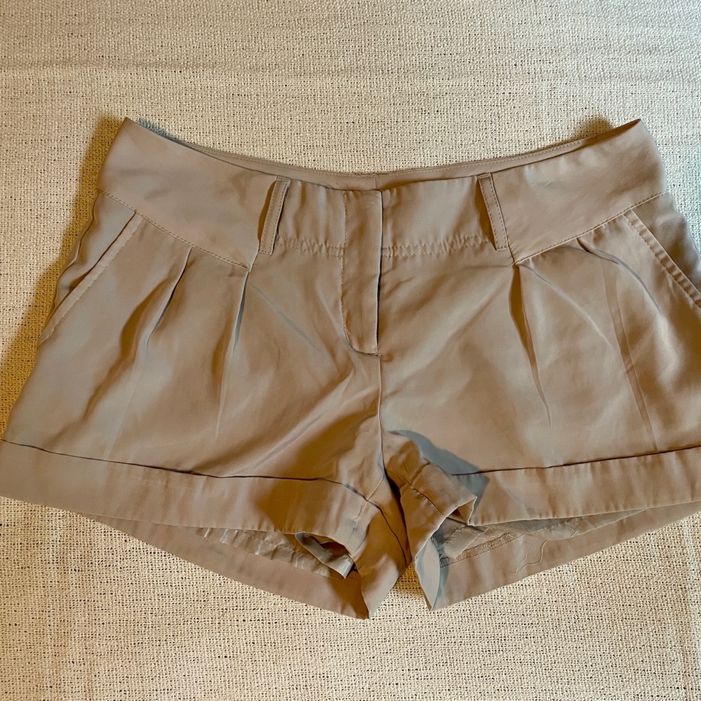 express dressy tan / beige short